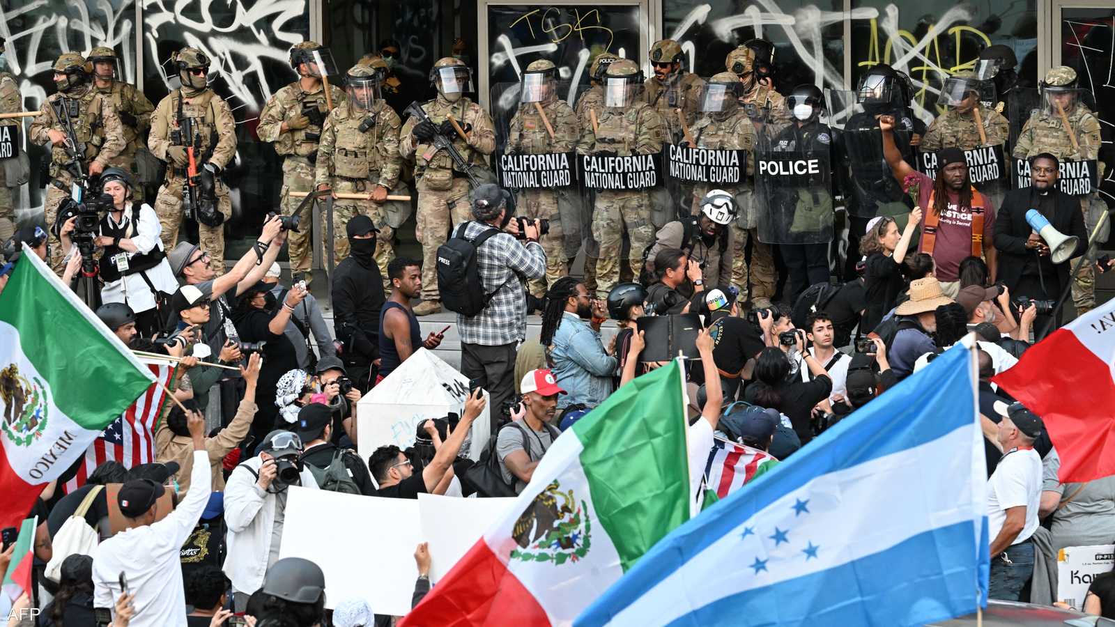 توافد عدد كبير من المتظاهرين على شوارع لوس أنجلوس