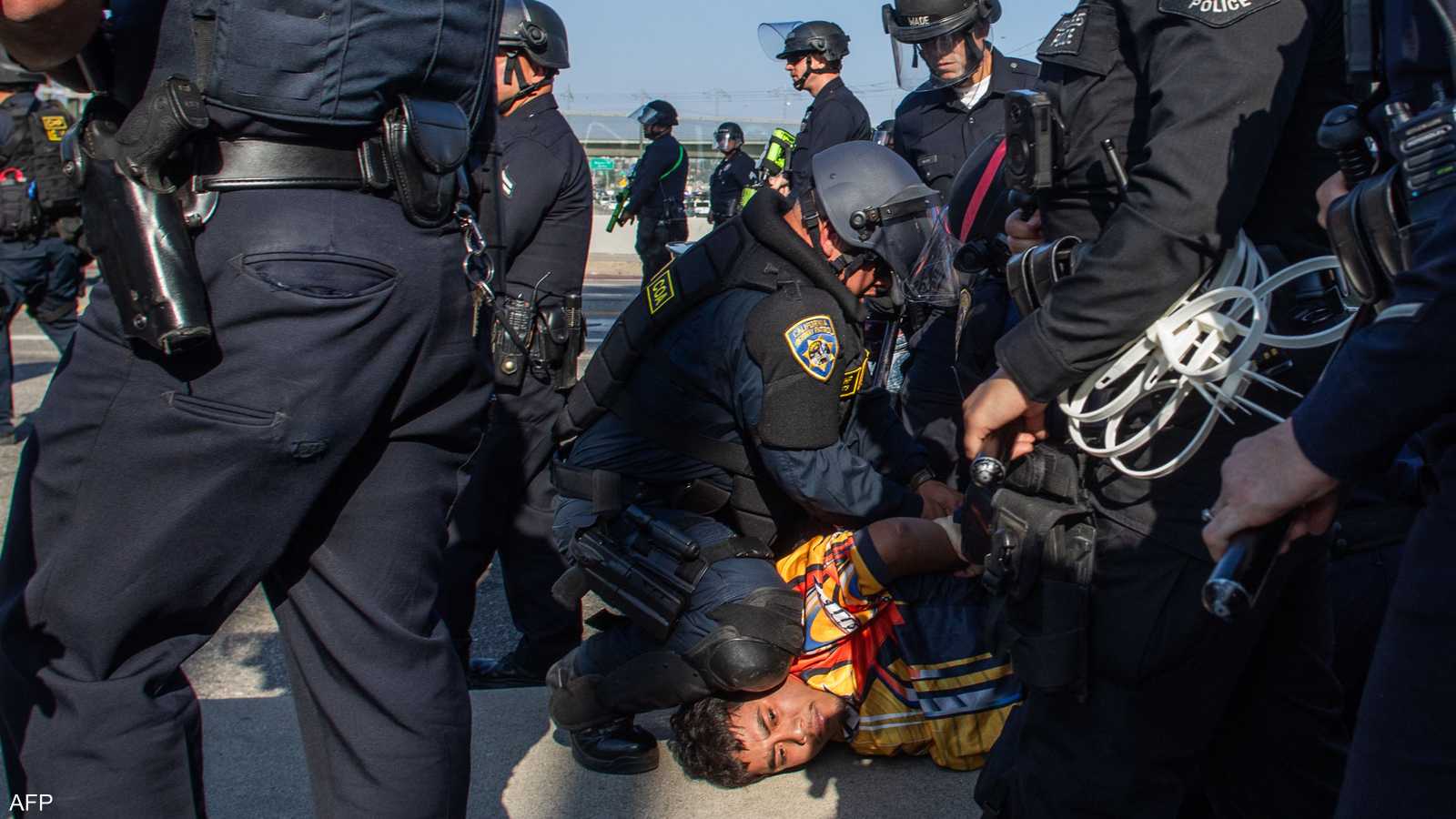 اعتقال أحد المتظاهرين في لوس أنجلوس