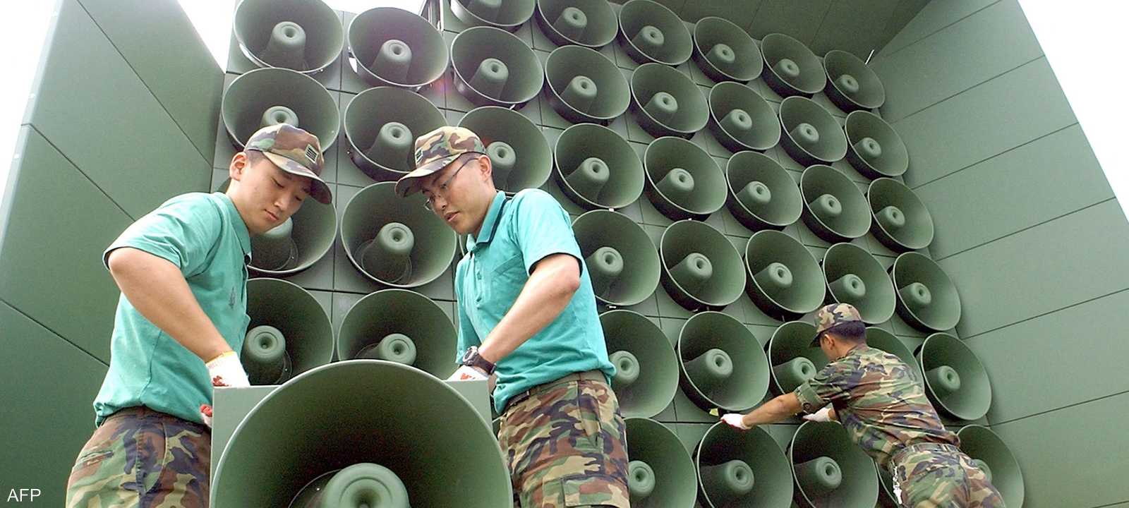 أرشيفية لجنود من كوريا الجنوبية أثناء تركيب مكبرات الصوت