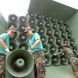 أرشيفية لجنود من كوريا الجنوبية أثناء تركيب مكبرات الصوت