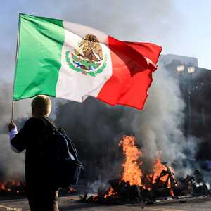 محتجون رفعوا علم المكسيك
