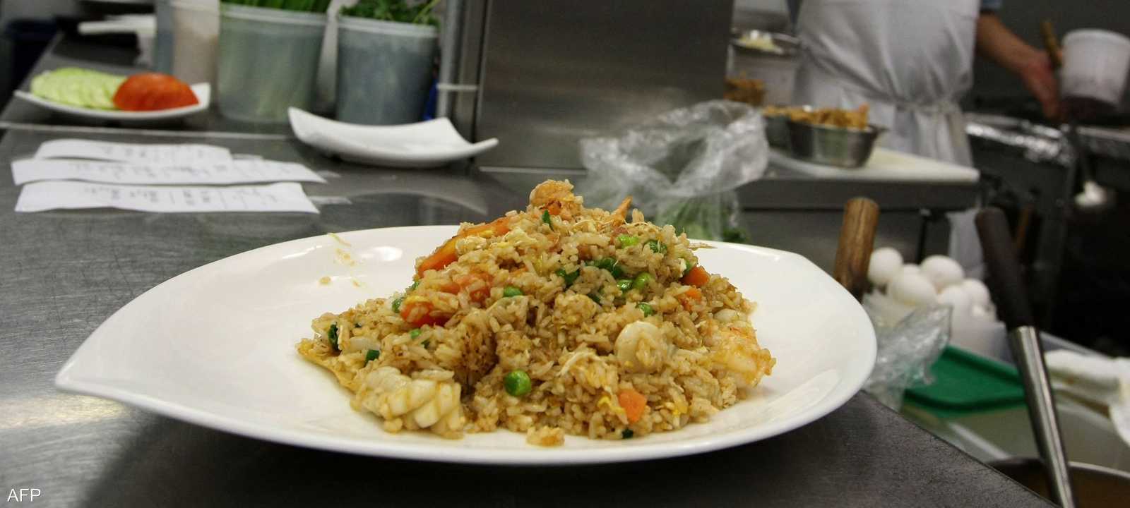 طبق أرز تايلاندي مقلي يُرى في مطبخ مطعم