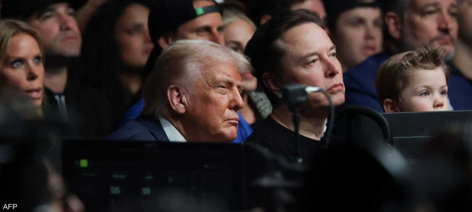 ماسك وترامب أثناء حضور نزال في أبريل الماضي