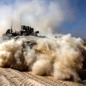 دبابة إسرائيلية تتحرك نحو نقطة جديدة في غزة