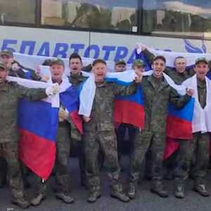 مجموعة من الأسرى الروس الذي أفرج عنهم بصفقة التبادل