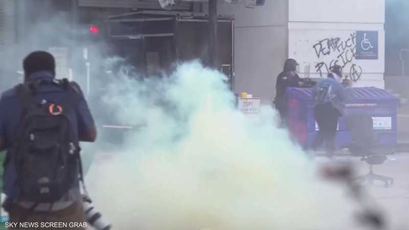 صحيفة: الأمن في لوس أنجلوس استخدم سلاحا محظورا ضد المحتجين