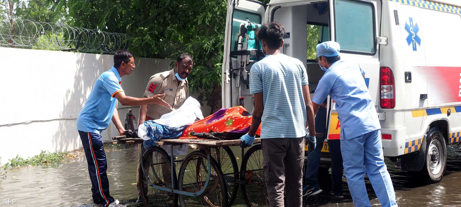 جثث يتم نقلها من موقع الحادث