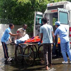 جثث يتم نقلها من موقع الحادث