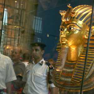 القناع الذهبي لن يبقى في المتحف المصري وسط القاهرة