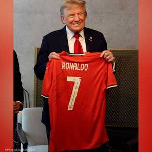 ترامب يتلقى قميصا موقعا من كريستيانو رونالدو