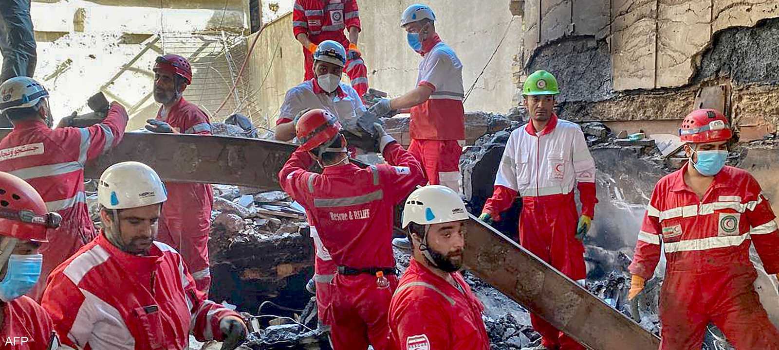 رجال إنقاذ في موقع تعرض لقصف إسرائيلي في طهران
