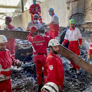 رجال إنقاذ في موقع تعرض لقصف إسرائيلي في طهران