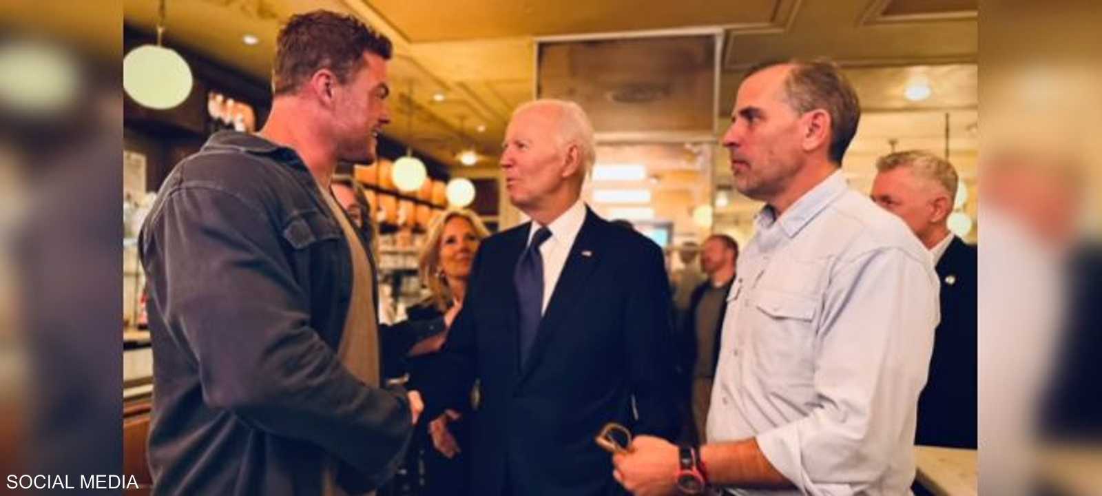 بايدن خلال زيارة موقع تصوير مسلسل "ريتشر"