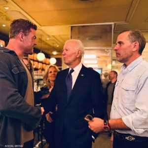 بايدن خلال زيارة موقع تصوير مسلسل "ريتشر"