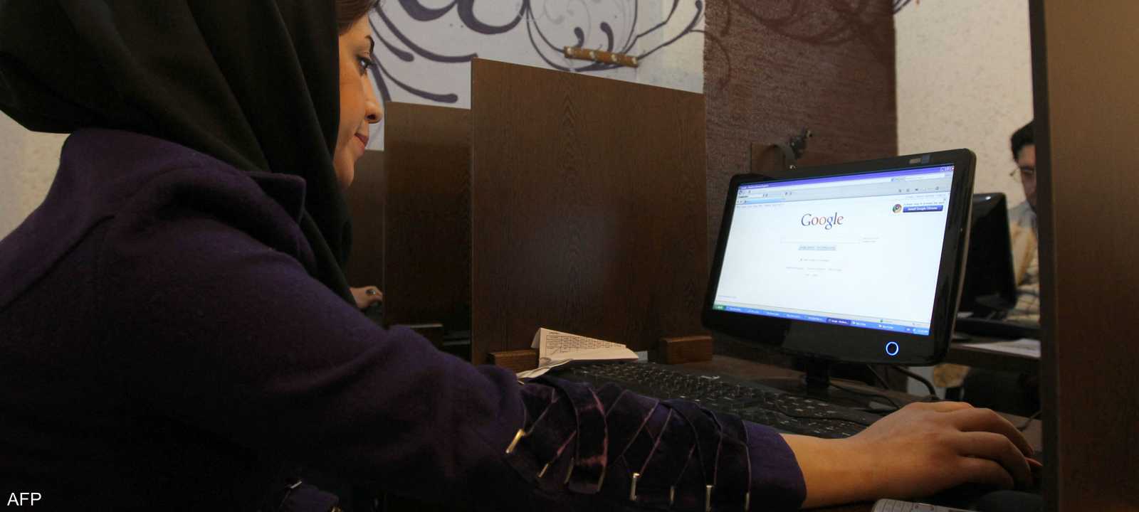 مستخدمة للإنترنت في إيران.. أرشيفية