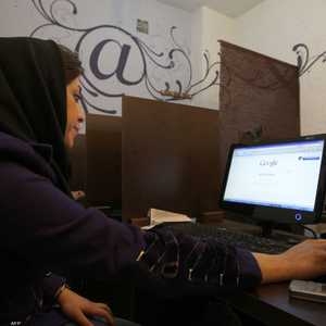 مستخدمة للإنترنت في إيران.. أرشيفية
