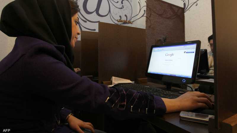 مستخدمة للإنترنت في إيران.. أرشيفية