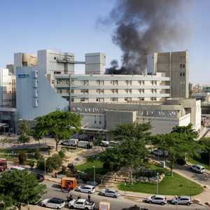 الدخان يتصاعد من مستشفى سوروكا نتيجة الهجمات الإيرانية