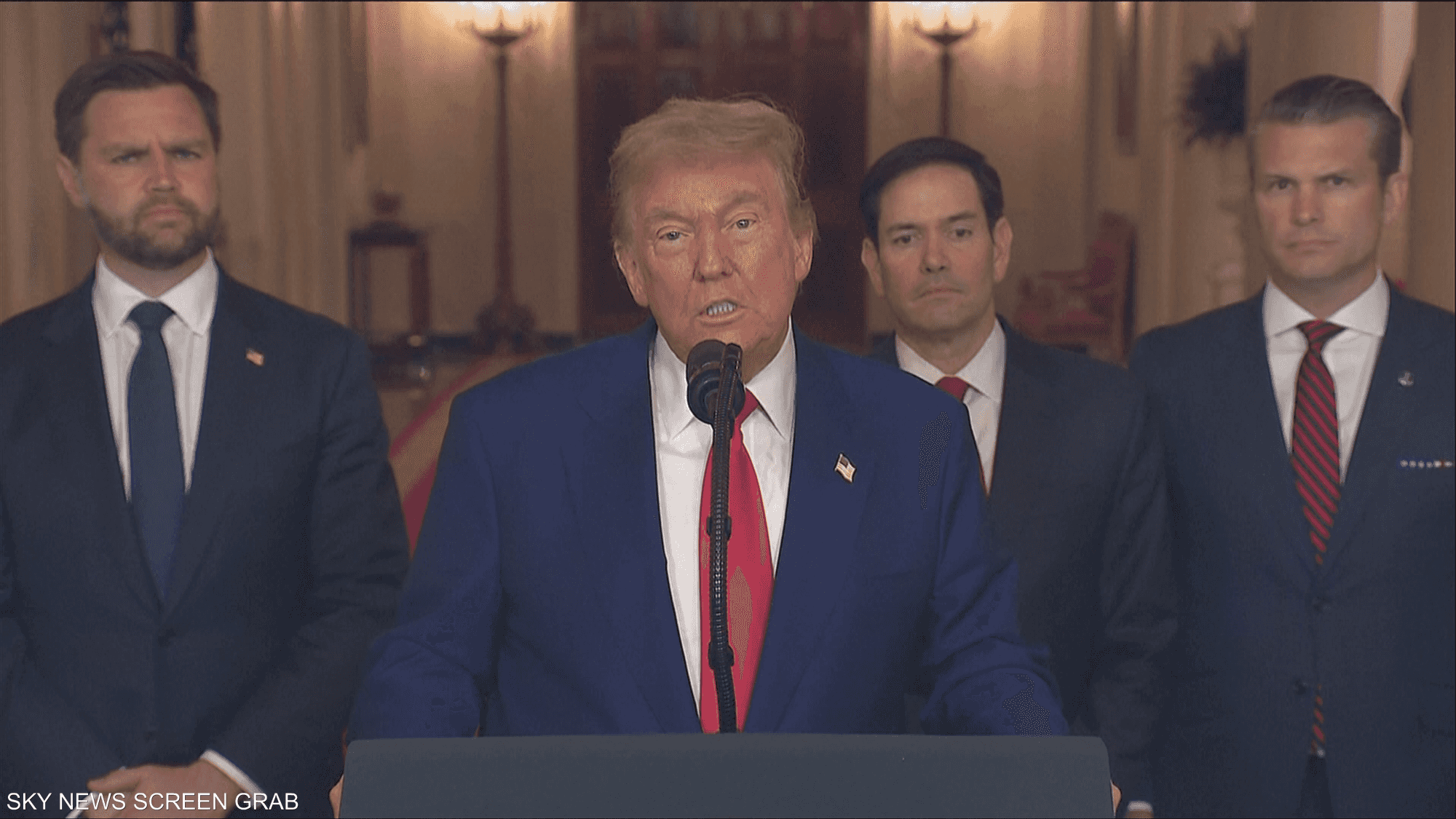 ترامب يلوّح بتغيير النظام في إيران