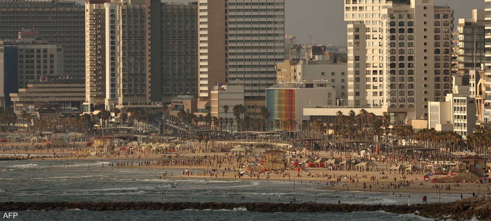 اكتظ شاطئ تل أبيب بالسكان عقب إعلان وقف الحرب