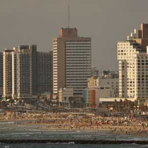 اكتظ شاطئ تل أبيب بالسكان عقب إعلان وقف الحرب