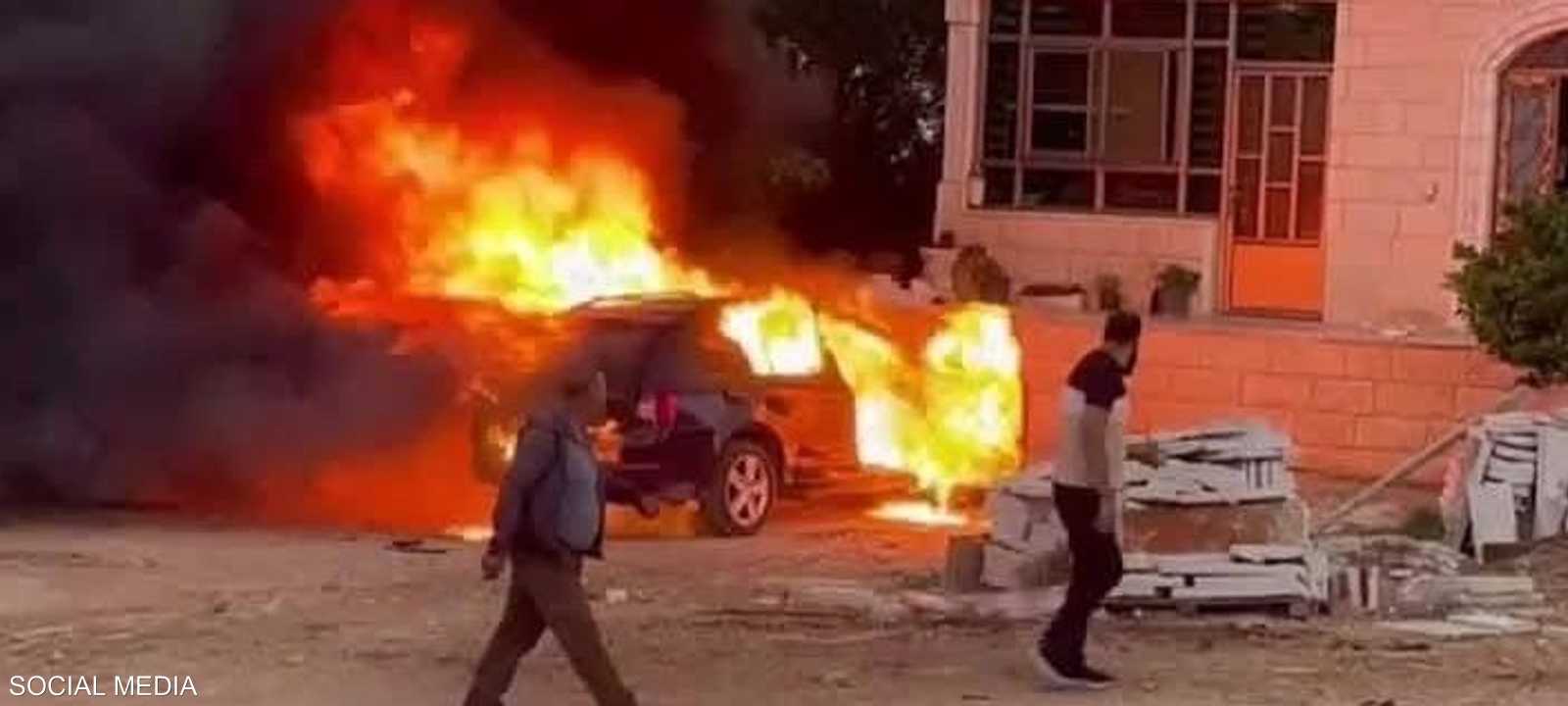 المستوطنون أشعلوا النيران في سيارات ومنازل لفلسطينيين