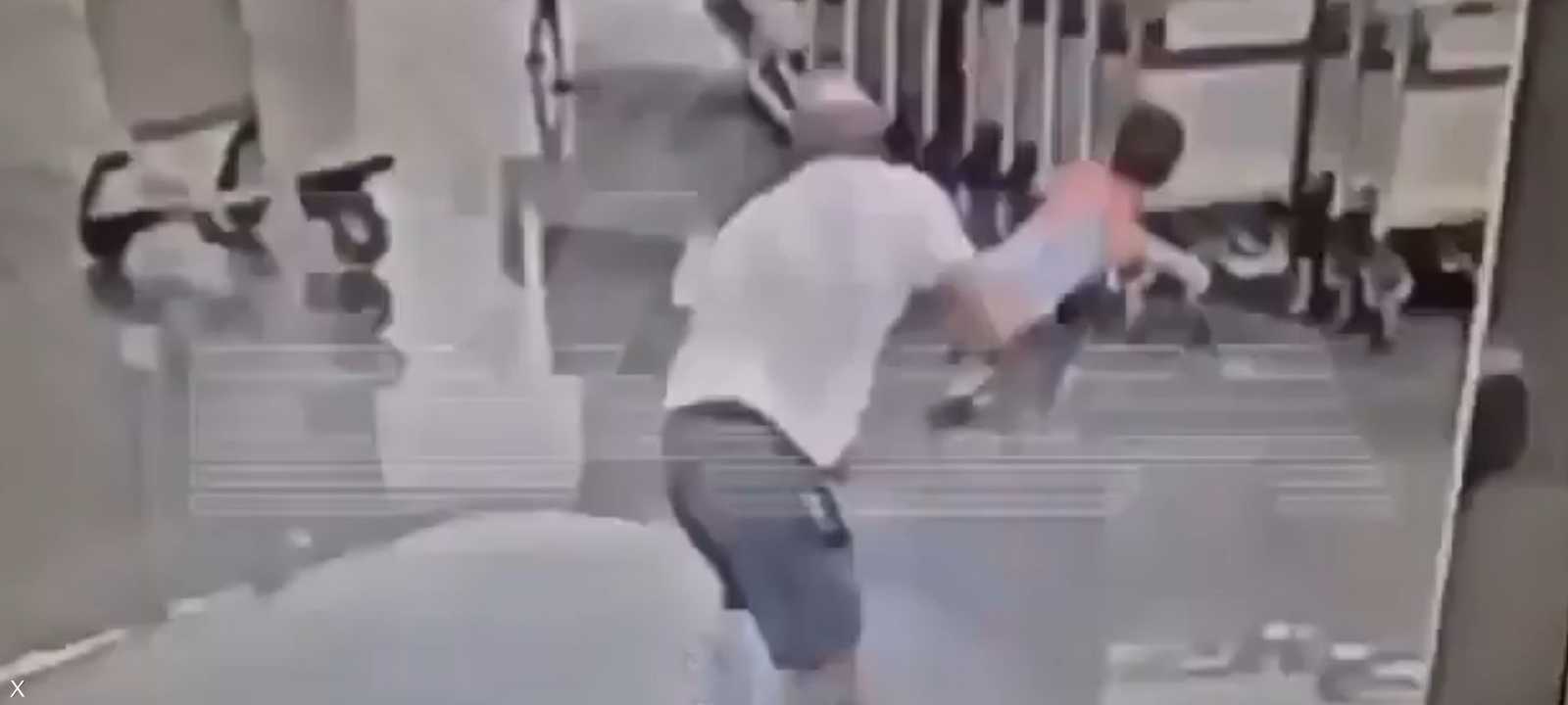 لحظة الهجوم المروع على الطفل