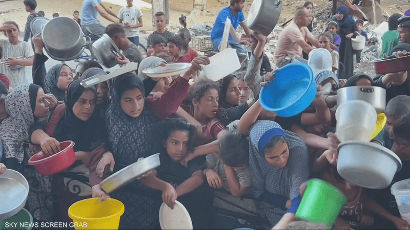 العشائر الفلسطينية تنجح بتأمين وصول شاحنات مساعدات لقطاع غزة