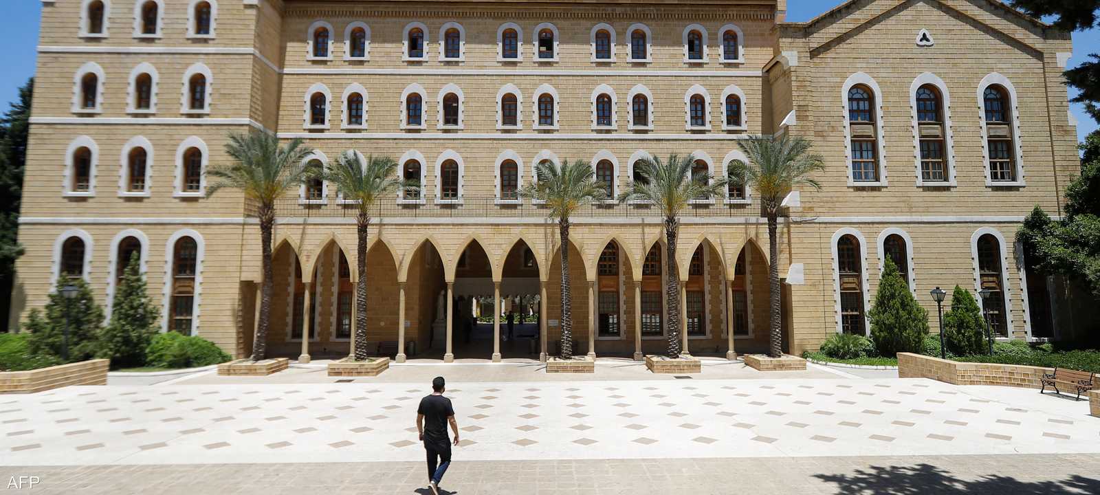 آلاف الخريجين يغادرون لبنان سنويا