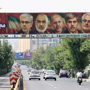 ملصق ضخم لأبرز القادة الذين قتلوا في عملية "الزفاف الأحمر"