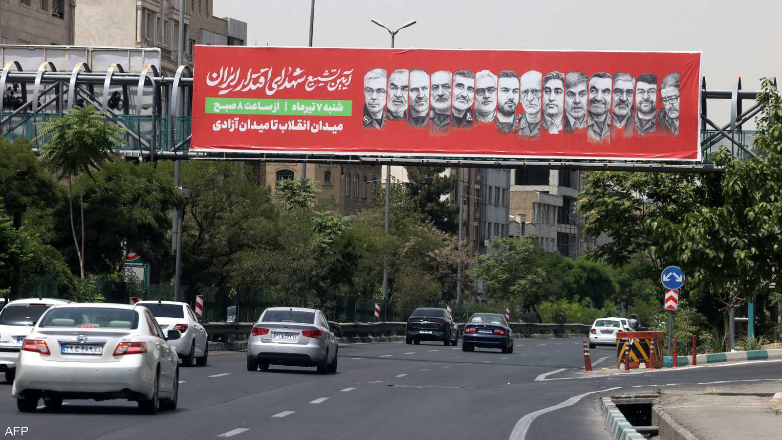 ملصق ضخم لأبرز القادة الذين قتلوا في عملية "الزفاف الأحمر"