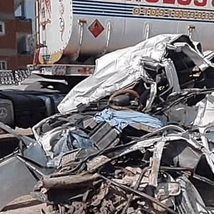 أسفر الحادث عن تحطم السيارتين بالكامل