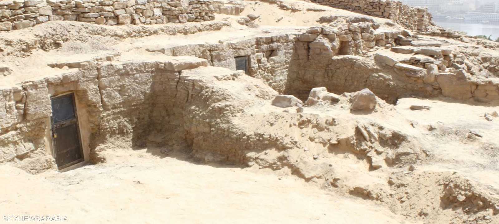 ثلاثة مقابر منحوتة في الصخر من عصر الدولة القديمة