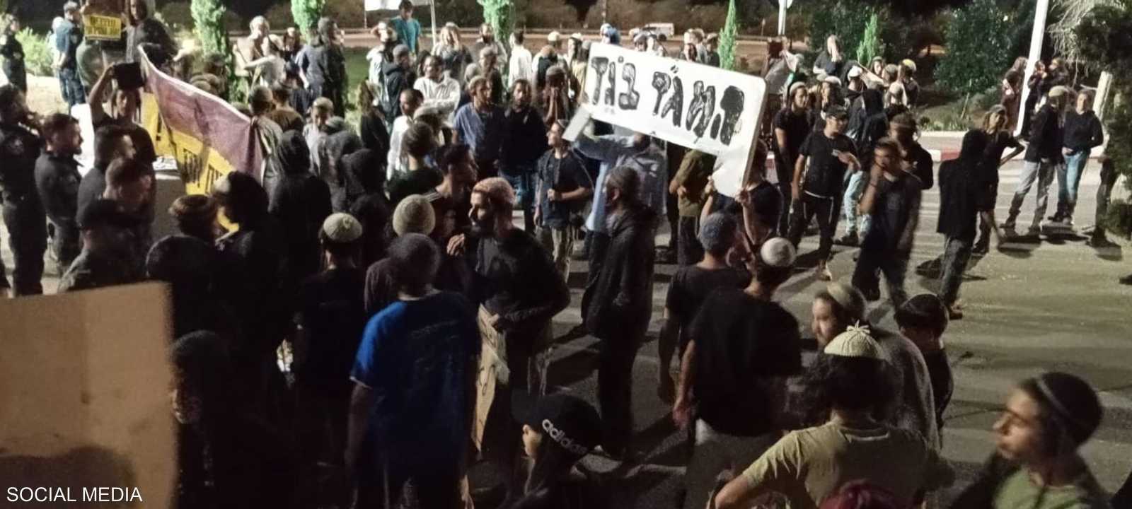 مستوطنون يحملون لافتة "قائد الكتيبة خائن"