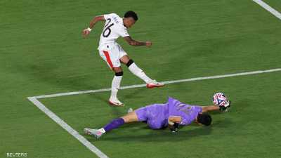 تصدي بونو يشغل عالم الرياضة.. ومصر تتذكر لقطة الحضري في 2002