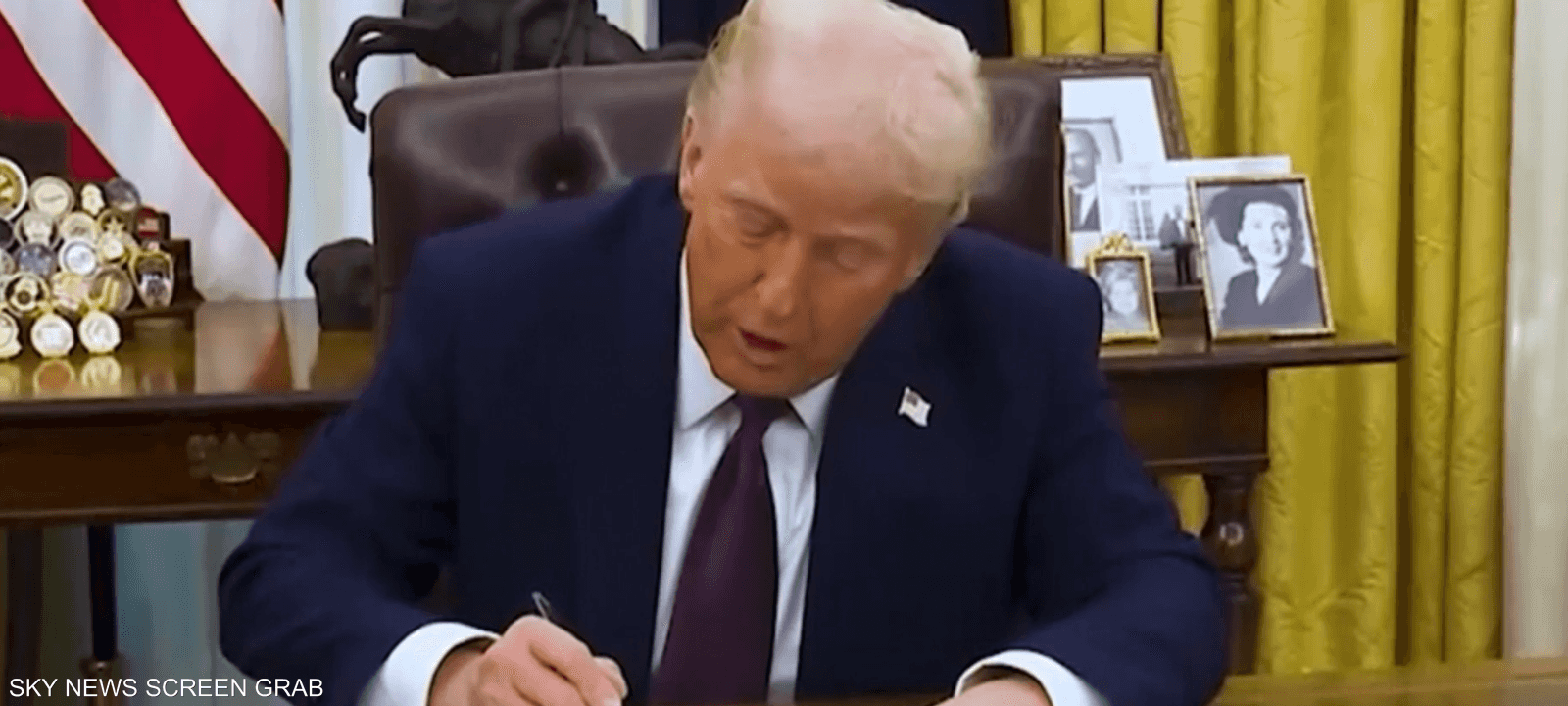 ترامب يوقع أحد الأوامر التنفيذية (أرشيف)