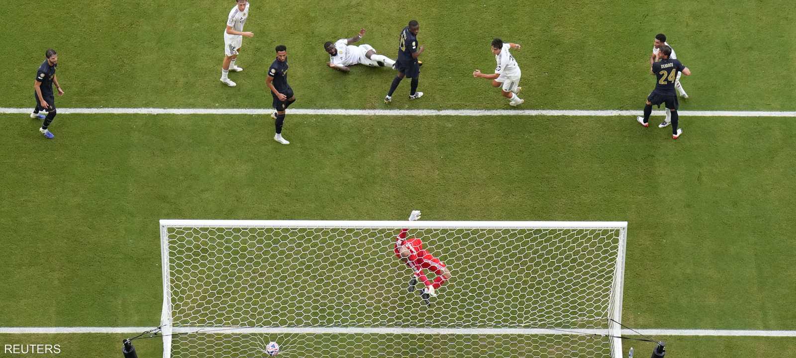 من المباراة بين الفريقين