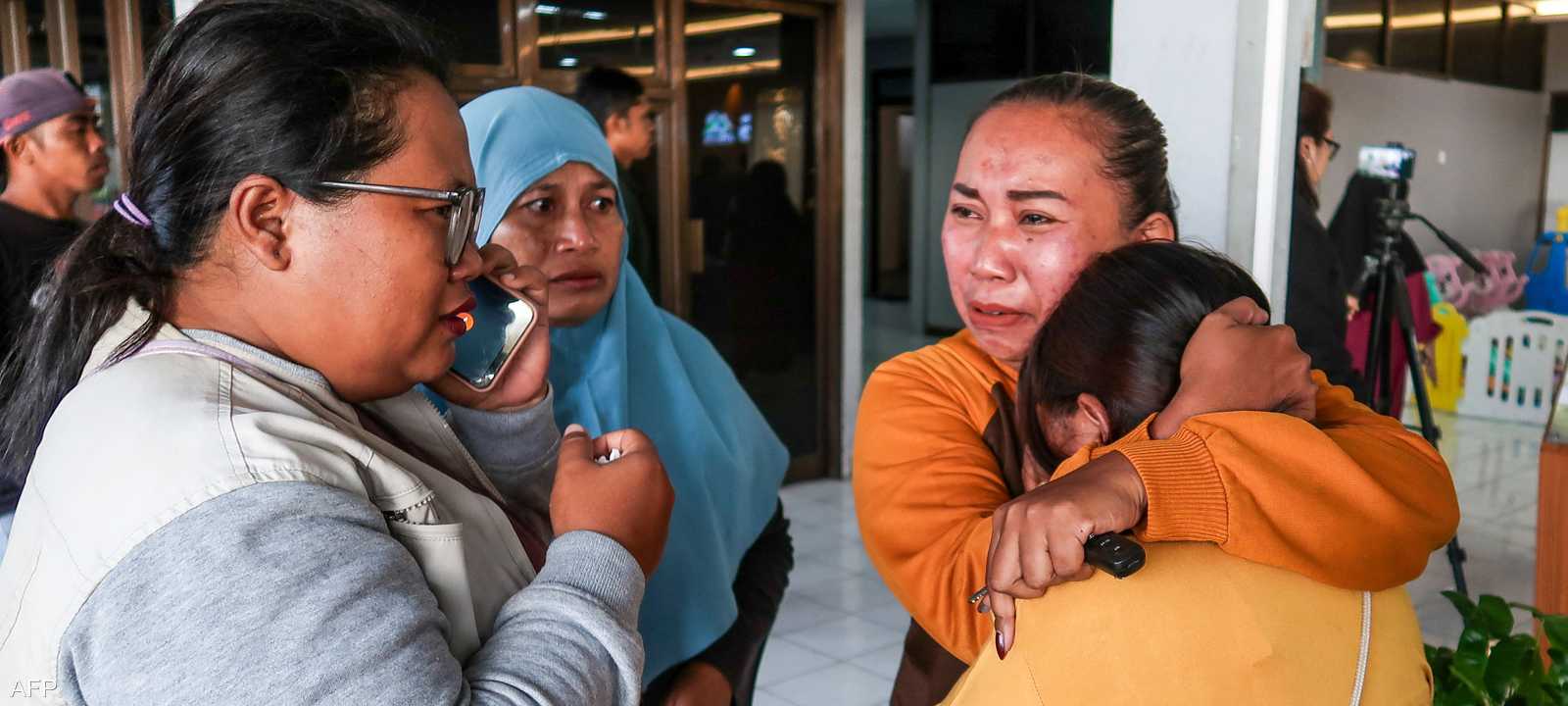 ينتظر أفراد الأسرة والأقارب تحديثات حول عملية البحث عن ناجين