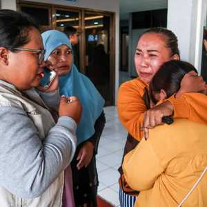 ينتظر أفراد الأسرة والأقارب تحديثات حول عملية البحث عن ناجين