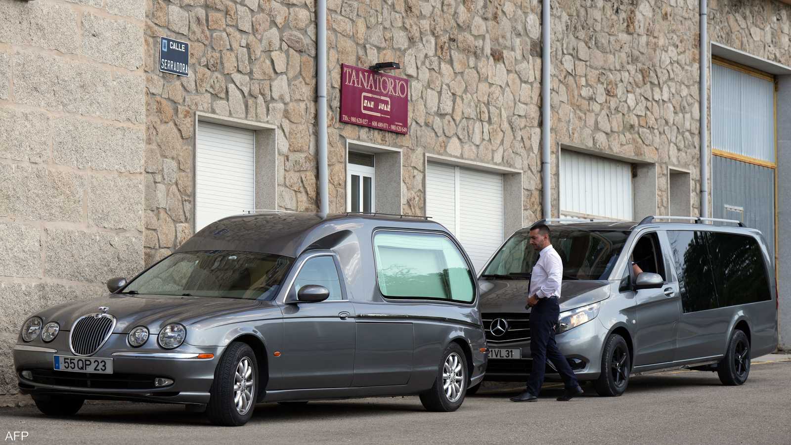 السيارتان اللتان ستنقل الجثتين