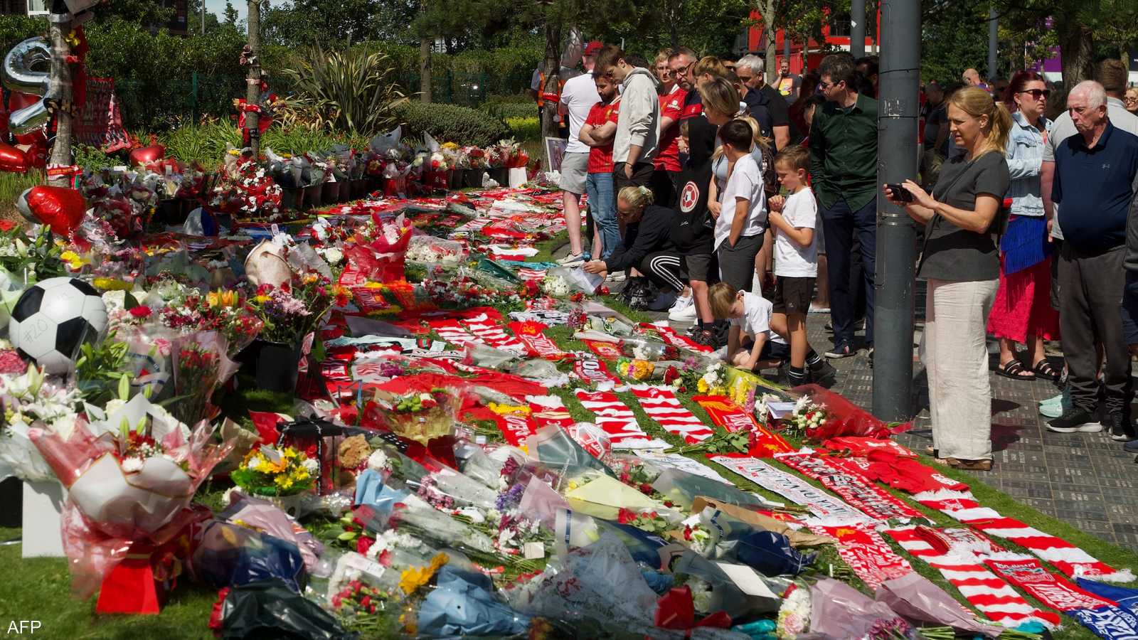 تحولت أروقة ملعب أنفيلد إلى مزار للعزاء