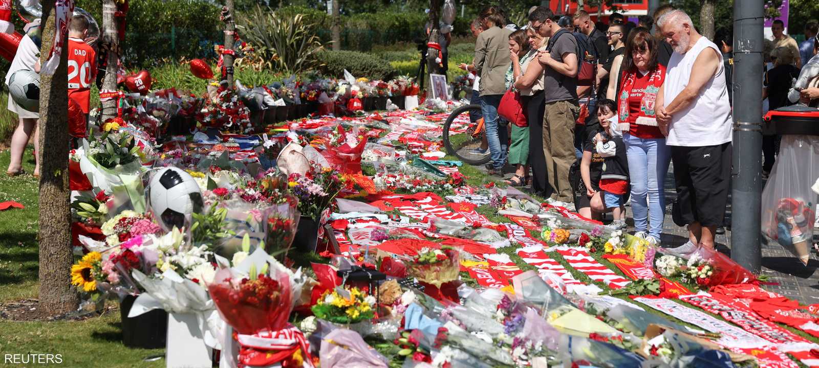 مشجعون لجوتا خارج ملعب أنفيلد