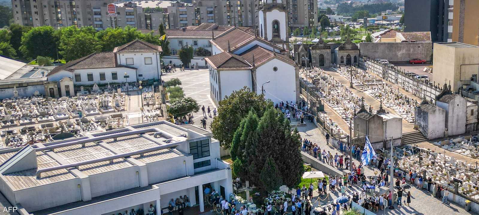 ألقى المئات من سكان جوندومار نظرة الوداع على جثمان اللاعب