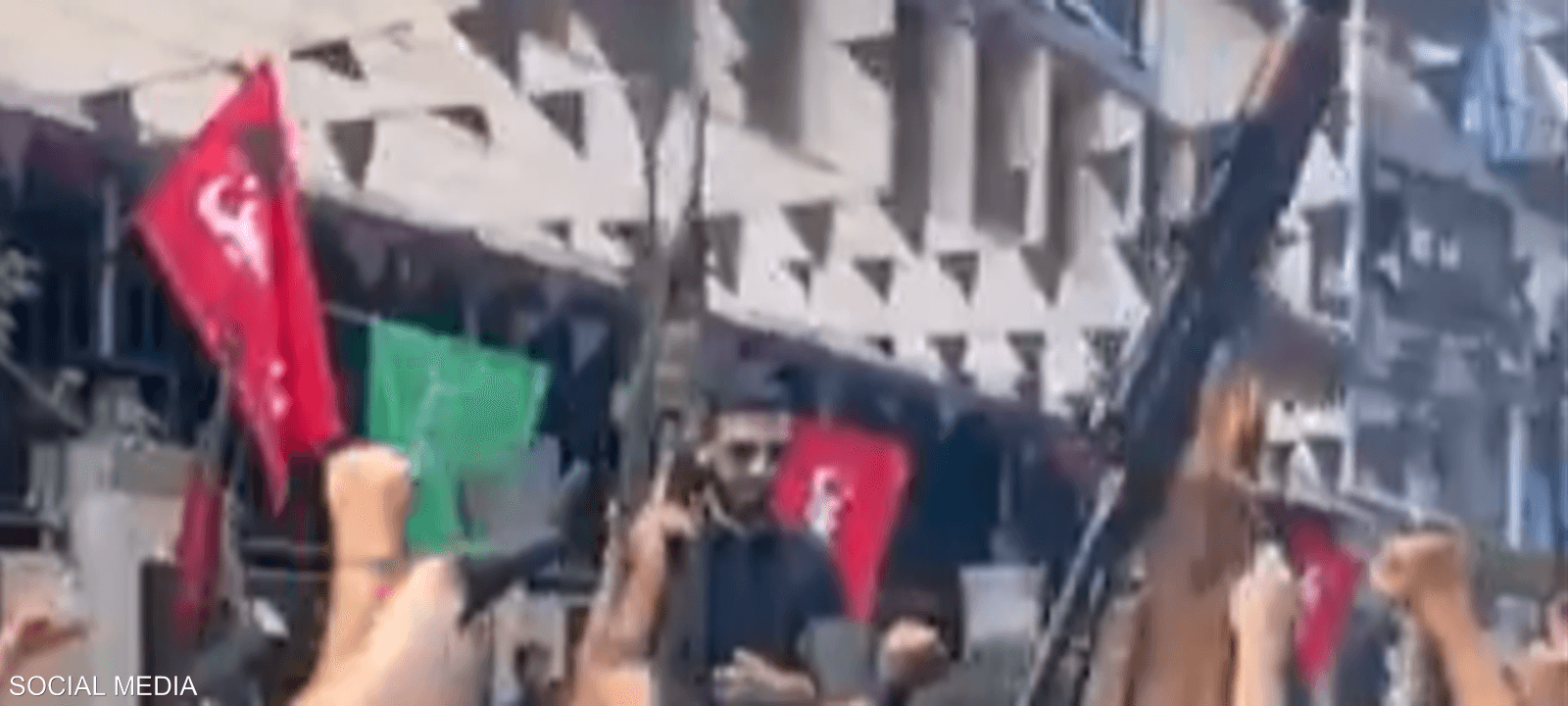 ظهرت خلال الاستعراض مجموعات مدججة بالأسلحة الرشاشة