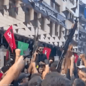 ظهرت خلال الاستعراض مجموعات مدججة بالأسلحة الرشاشة