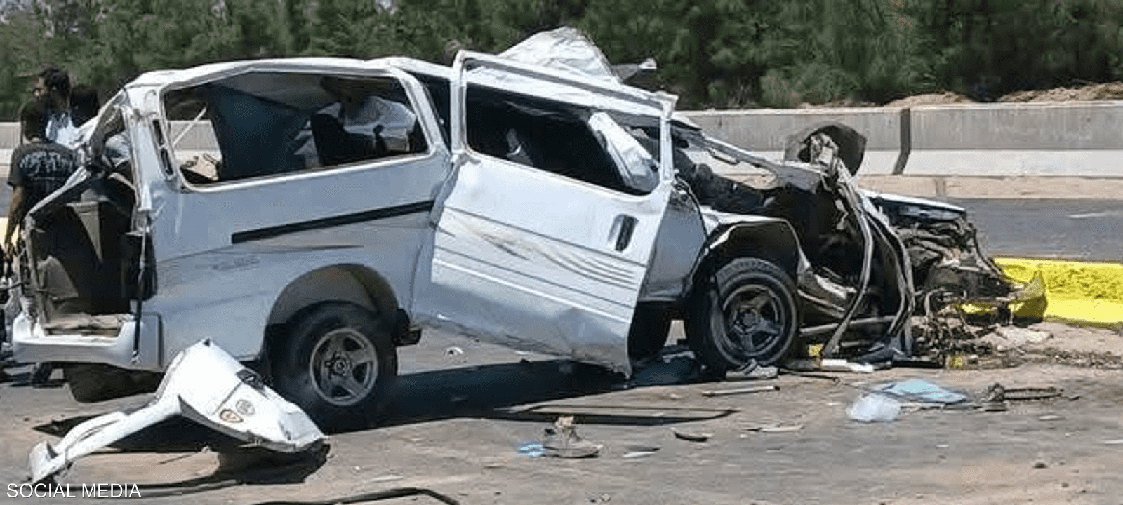 الحادث ناجم عن تصادم سيارتي نقل ركاب (ميكروباص)