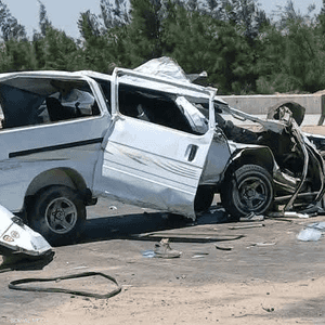 الحادث ناجم عن تصادم سيارتي نقل ركاب (ميكروباص)