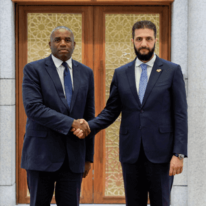 الرئيس السوري أحمد الشرع ووزير الخارجية البريطاني ديفيد لامي