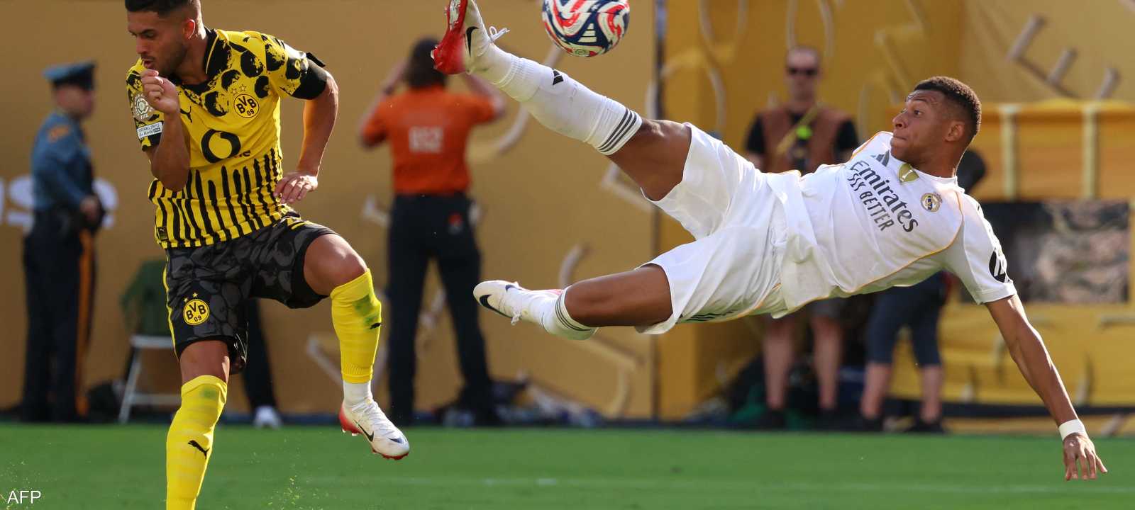 مبابي مسجلا الهدف المقصي الرائع