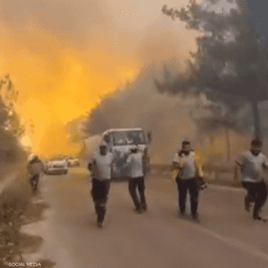 رغم الخطر تواصل فرق الإطفاء جهودها للسيطرة على الحريق